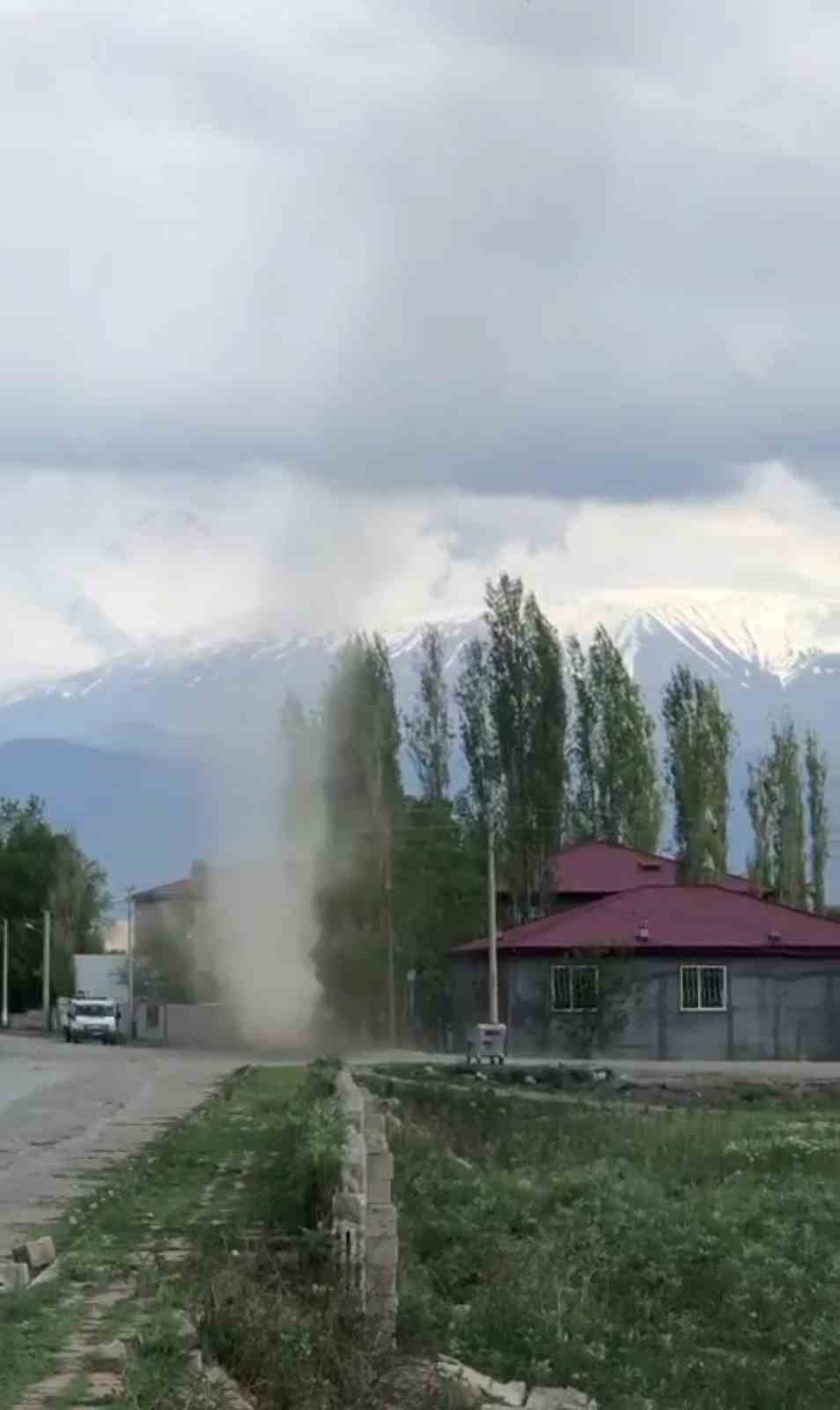 IĞDIR'DA BİR ANDA OLUŞAN KÜÇÜK ÇAPLI HORTUM KORKUYA NEDEN OLDU.
