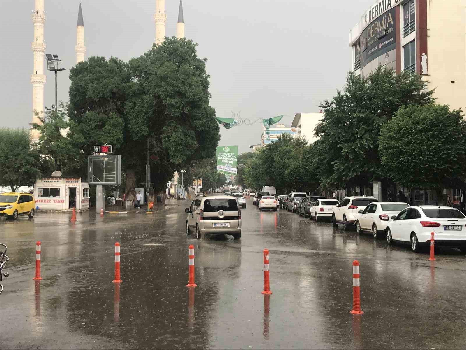 IĞDIR’DA MAYIS AYININ SON GÜNÜNDE SAĞANAK YAĞIŞLI HAVA ETKİLİ OLUYOR.