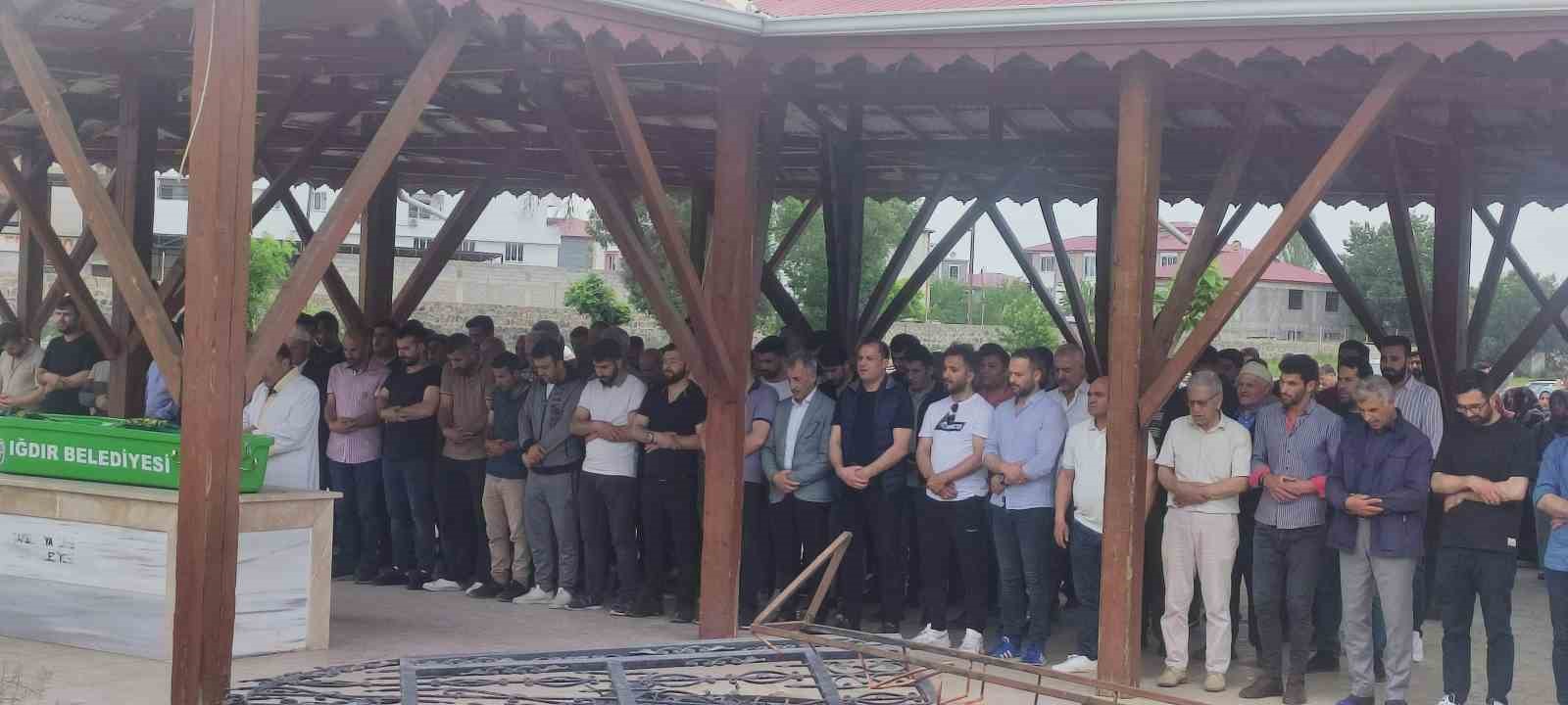 IĞDIR'DAKİ KAZADA NİNE VE TORUN YAN YANA TOPRAĞA VERİLDİ