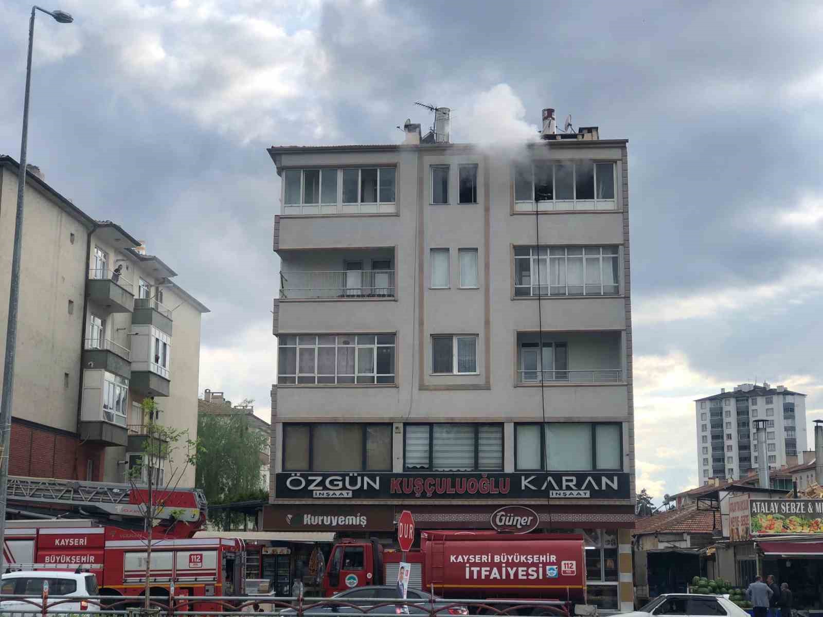 KAYSERİ'NİN KOCASİNAN İLÇESİNDE 4 KATLI BİNANIN SON KATINDA ÇIKAN YANGIN,