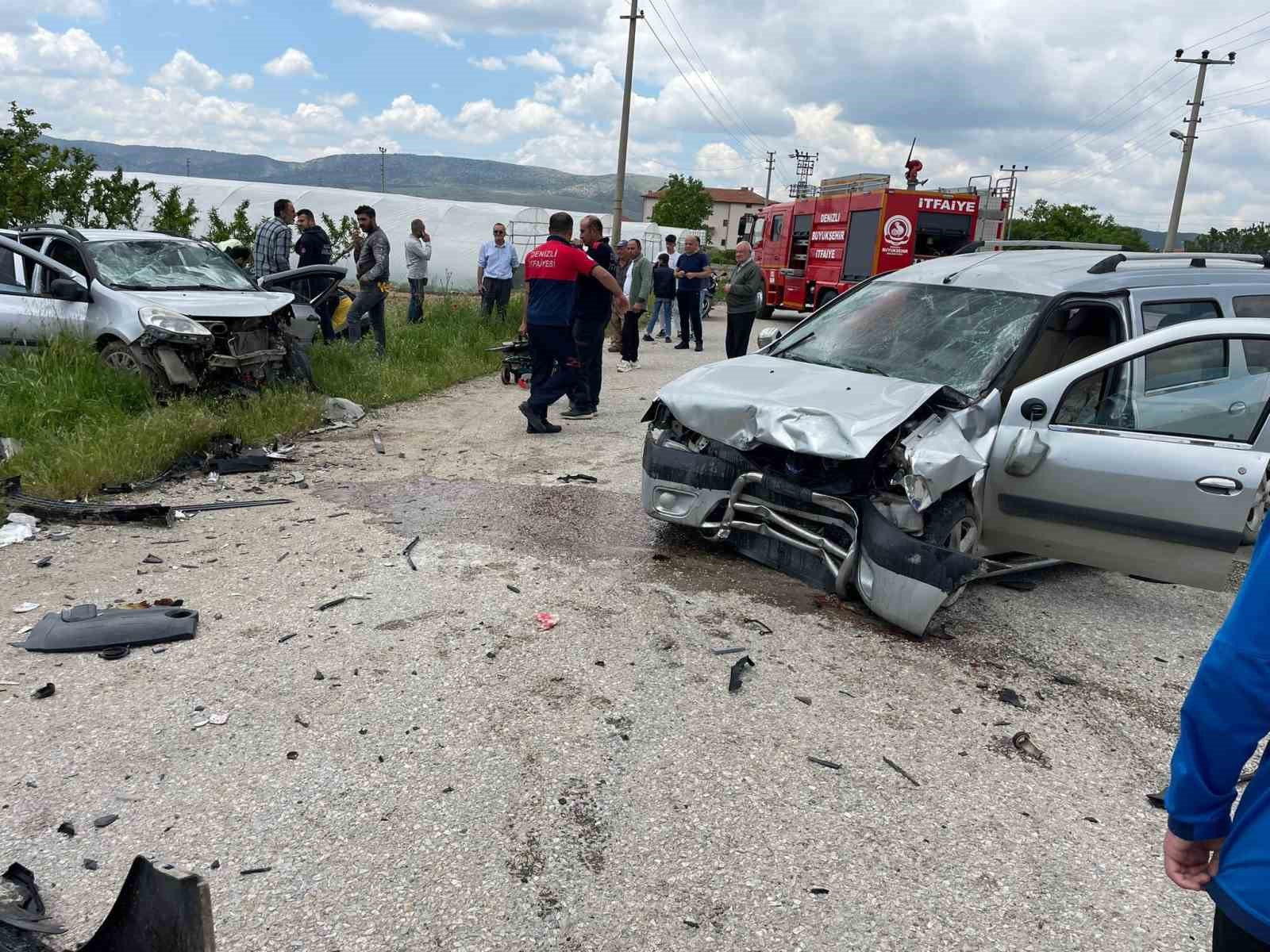 DENİZLİ'NİN ÇİVRİL İLÇESİNDE HAFİF TİCARİ ARAÇLA OTOMOBİLİN KAFA KAFAYA ÇARPIŞMASI