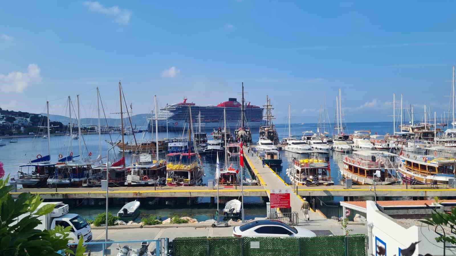 MUĞLA’NIN BODRUM İLÇESİNDE BUGÜN GELEN 2 KRUVAZİYERLE BİN 982 YOLCU