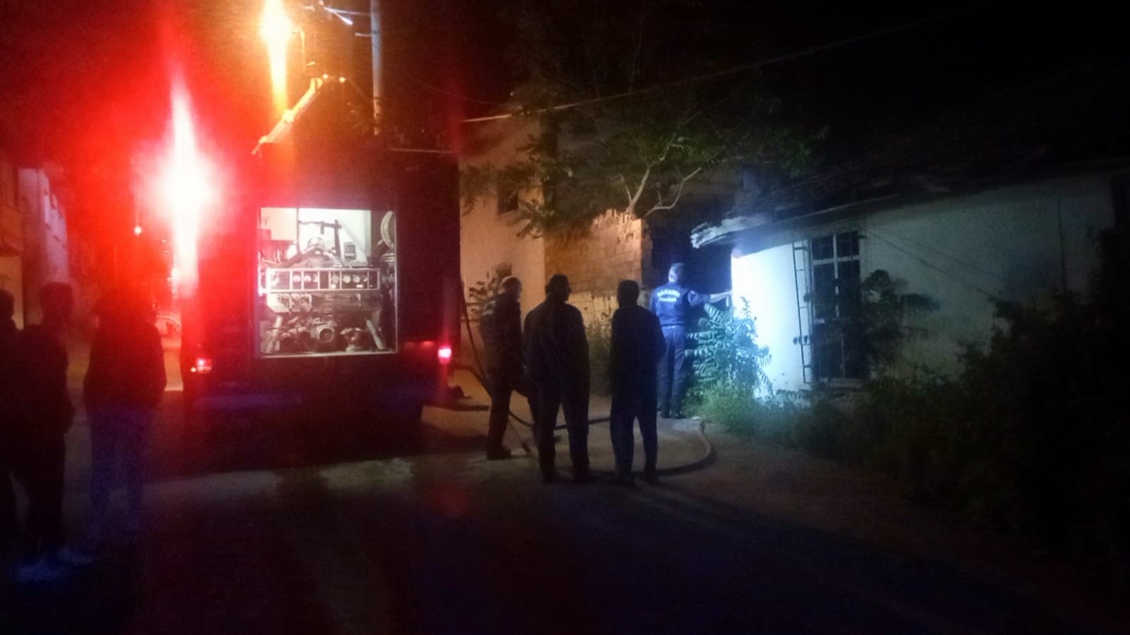 SAKARYA’NIN PAMUKOVA İLÇESİNDE GECE SAATLERİNDE İKİ KATLI EVDE ÇIKAN YANGIN