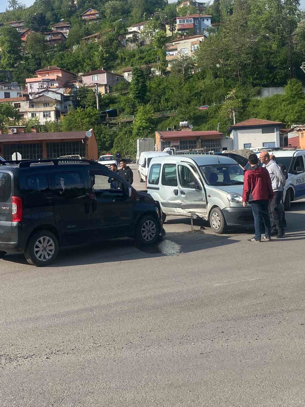ZONGULDAK(İHA)-ZONGULDAK’IN KOZLU İLÇESİNDE İKİ ARACIN KARIŞTIĞI KAZADA ABDURRAHMAN TAŞÇI İSİMLİ