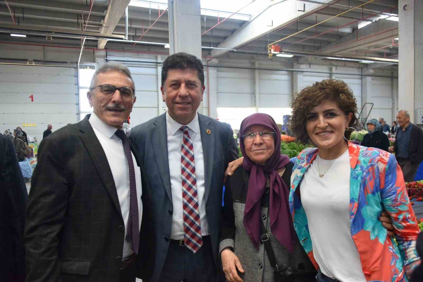 İLÇE PAZARINDA ESNAFLA BİR ARAYA GELDİ