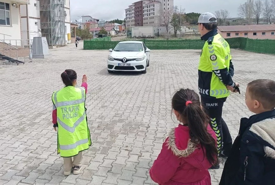 ERZİNCAN’IN KEMAH VE REFAHİYE İLÇELERİNDE ÖĞRENCİLERE,  BÖLGE TRAFİK İSTASYON