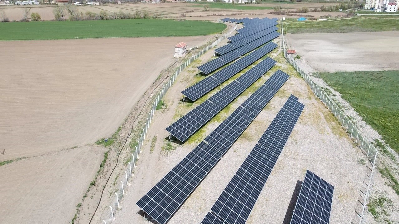 SİVAS’IN GEMEREK İLÇESİNDE KURULAN GÜNEŞ ENERJİ SANTRALİ İLÇENİN ELEKTRİK İHTİYACINI