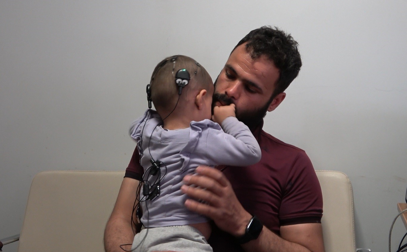 ŞANLIURFA’DA DOĞUŞTAN İŞİTME PROBLEMİ YAŞAYAN 17 AYLIK BEBEK İLE 35