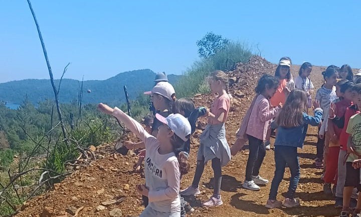 İLKÖĞRETİM ÖĞRENCİLERİ YANAN ALANLARA TOHUM TOPU ATTI