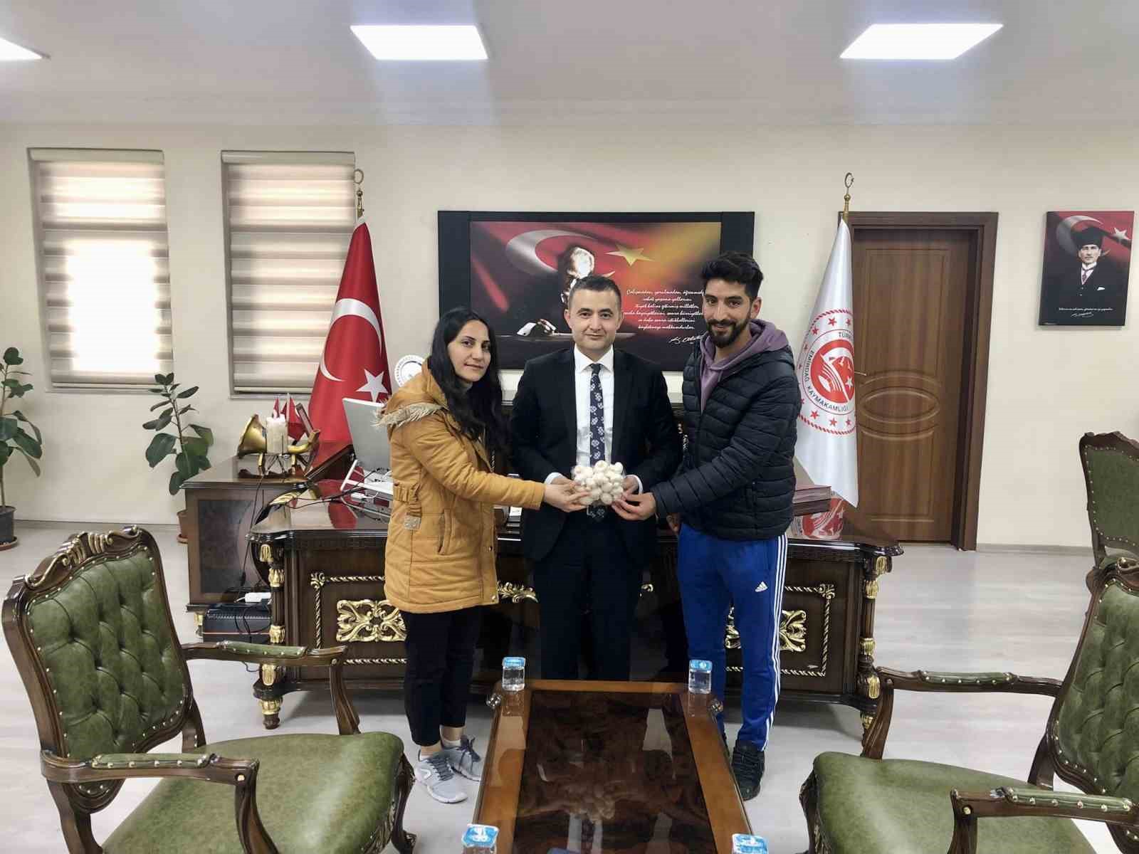 AFYONKARAHİSAR’IN EMİRDAĞ İLÇESİNDE İLKOKUL ÖĞRENCİLERİ OKULDA KURULAN ATÖLYEDE MANTAR YETİŞTİRDİ.