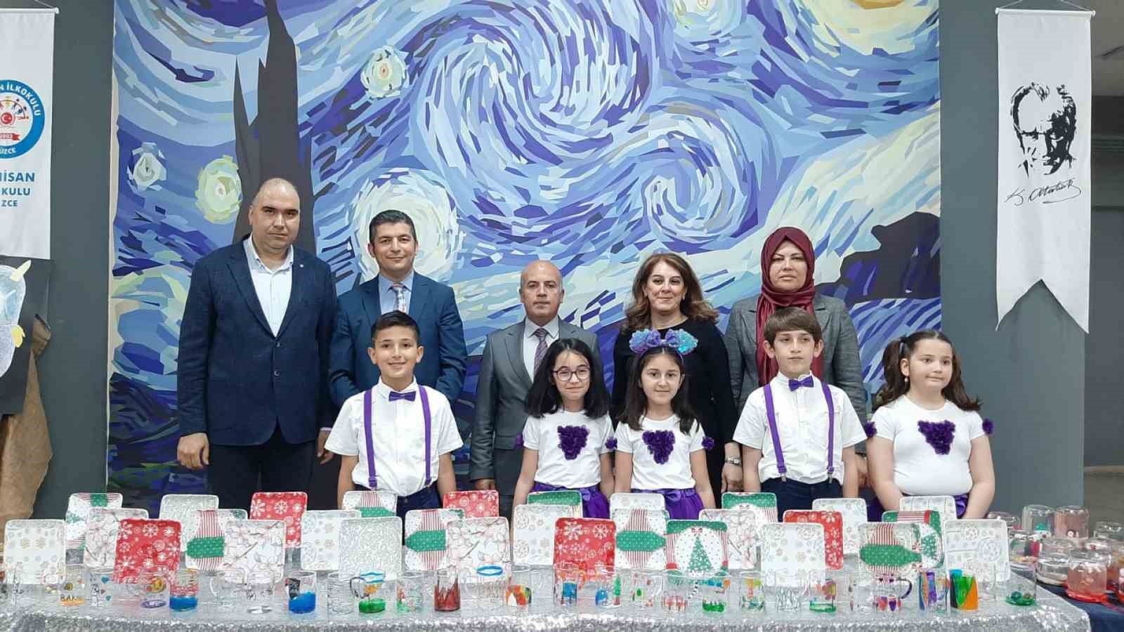 DÜZCE'DE İLKOKUL ÖĞRENCİLERİ SANAT GÜNÜ ETKİNLİĞİ DÜZENLEDİ. ETKİNLİK DİKKAT ÇEKTİ.