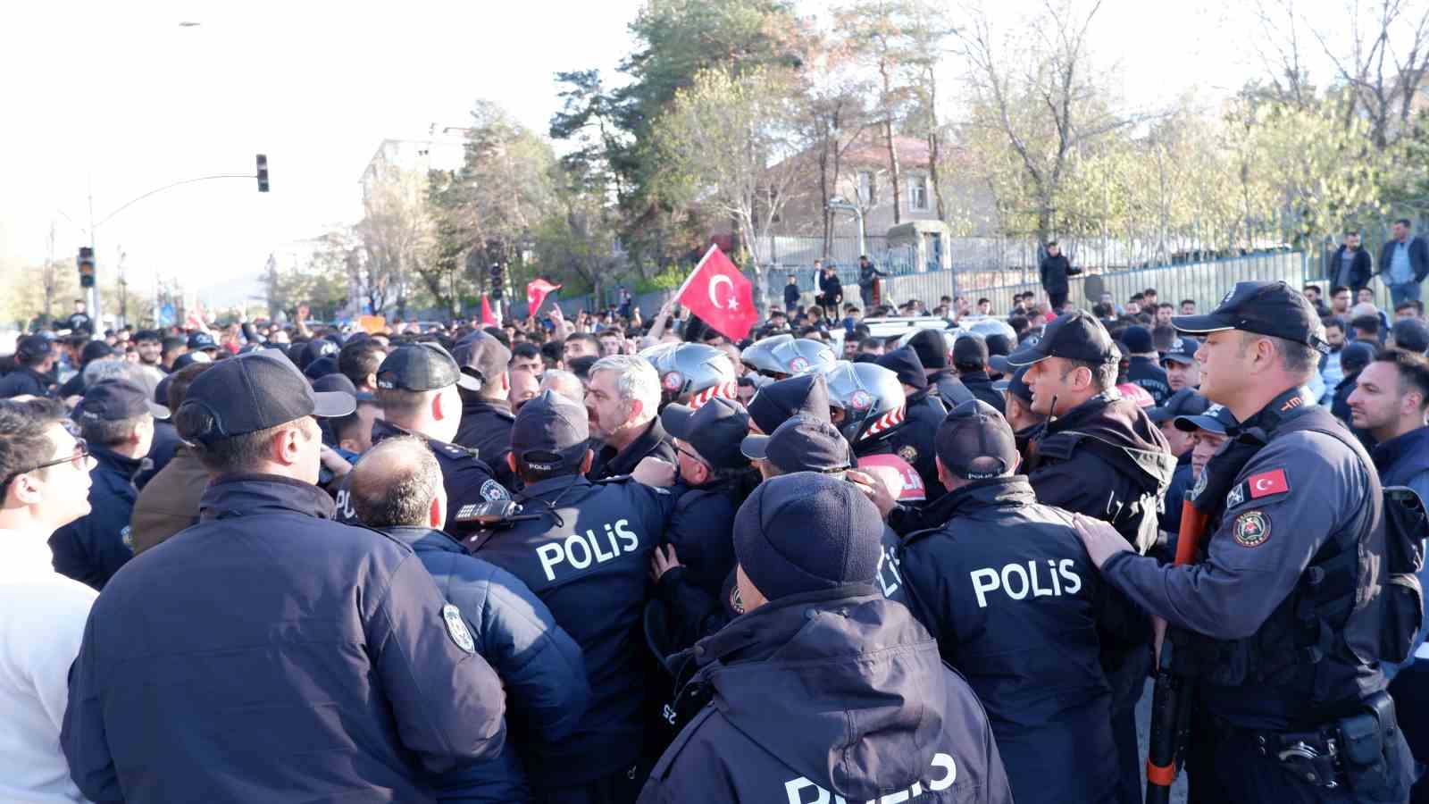OLAYLARLA İLGİLİ YAPILAN SORUŞTURMA ÇERÇEVESİNDE TESPİT EDİLEN 16 KİŞİDEN 13'Ü
