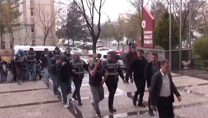 EKREM İMAMOĞLU’NUN ERZURUM’DAKİ İZİNSİZ MİTİNGİNDE GURUBUN İÇİNE GİRİP TAŞ ATARAK