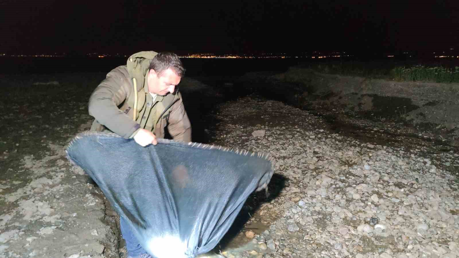 VAN'IN TUSBA İLÇESİNDE KAÇAK AVLANMIŞ 100 KİLO CANLI BALIK SUYA