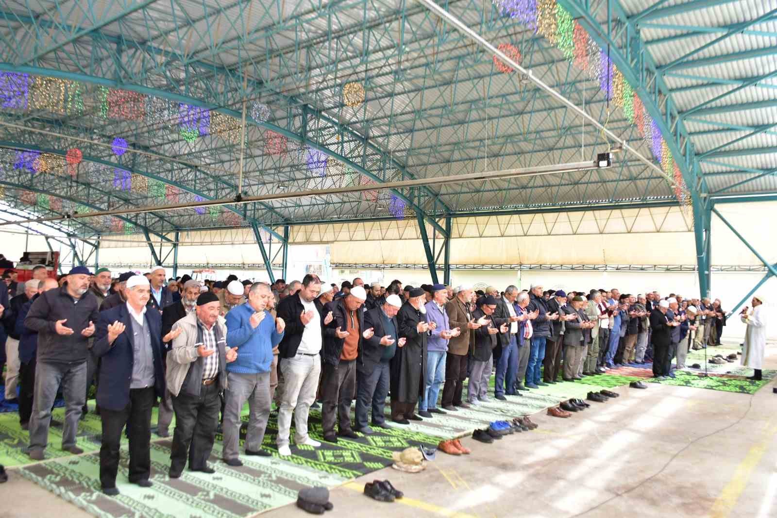 ESKİŞEHİR İNÖNÜ İLÇESİNDE BİNLERCE VATANDAŞIN KATILIMIYLA YAĞMUR VE ŞÜKÜR DUASI