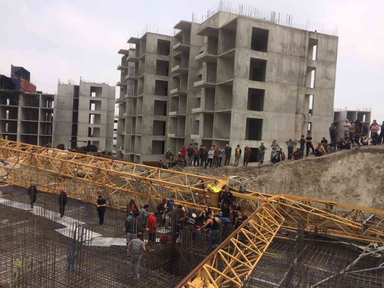 BURSA’NIN MUSTAFAKEMALPAŞA İLÇESİNDE TOPLU KONUT İNŞAATININ ŞANTİYESİNDE VİNÇ DEVRİLMESİ SONUCU