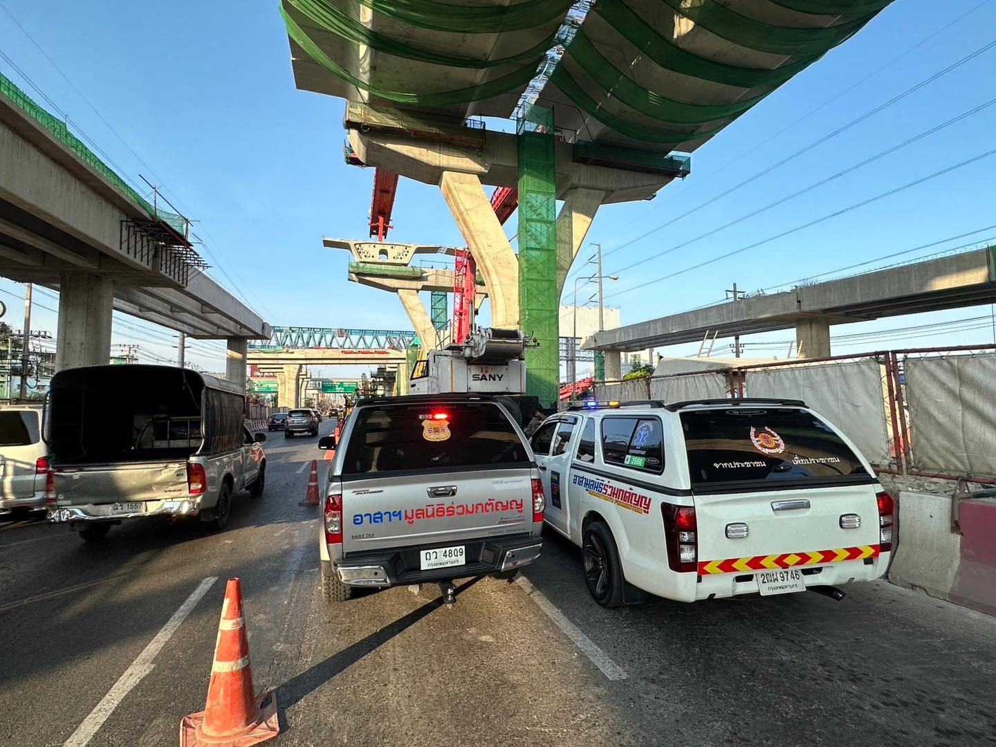 BANGKOK'TA İNŞASI DEVAM EDEN BİR YOLDAN DEVASA BİR BETON LEVHANIN