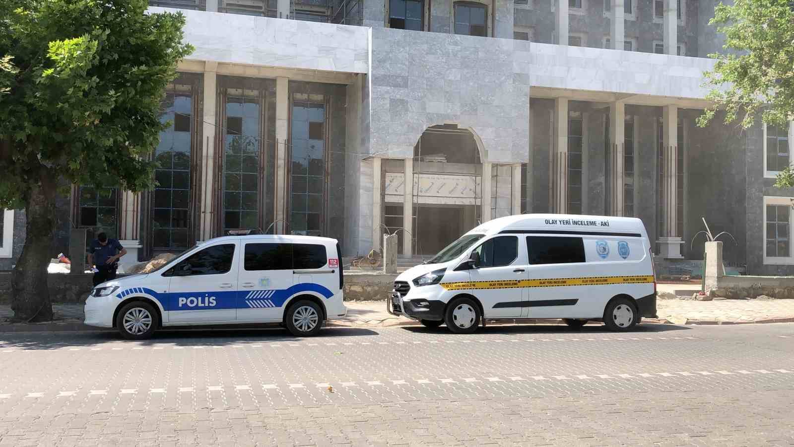 BALIKESİR'İN EDREMİT İLÇESİNDE İNŞAATTAN DÜŞEREK YARALANAN İŞÇİ HASTANEYE KALDIRILDI.