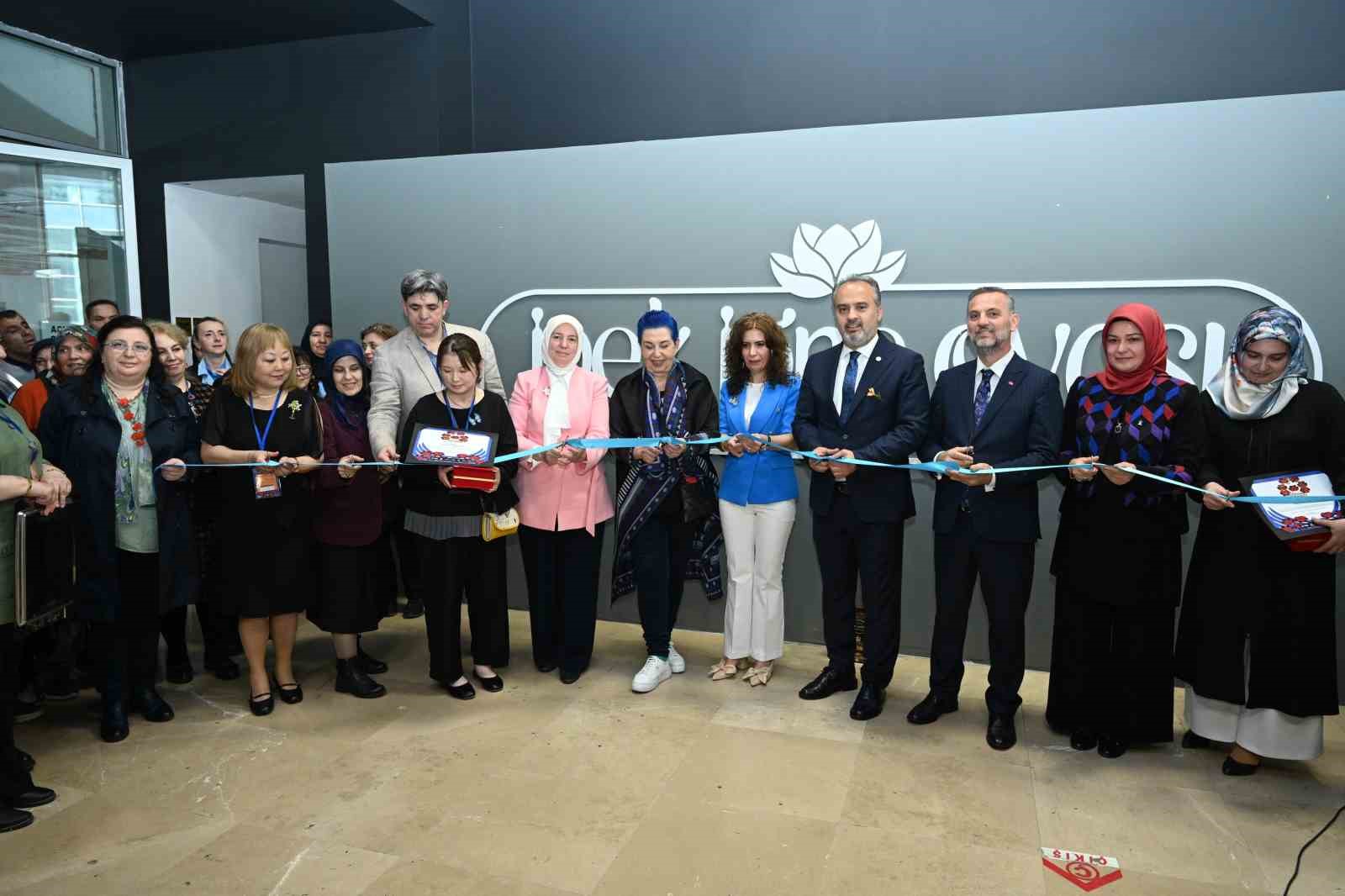 SADECE RENKLİ İPLİKLERİN BİR ARAYA GELMESİYLE OLUŞAN MOTİFLERİN ÖTESİNDE, ANADOLU