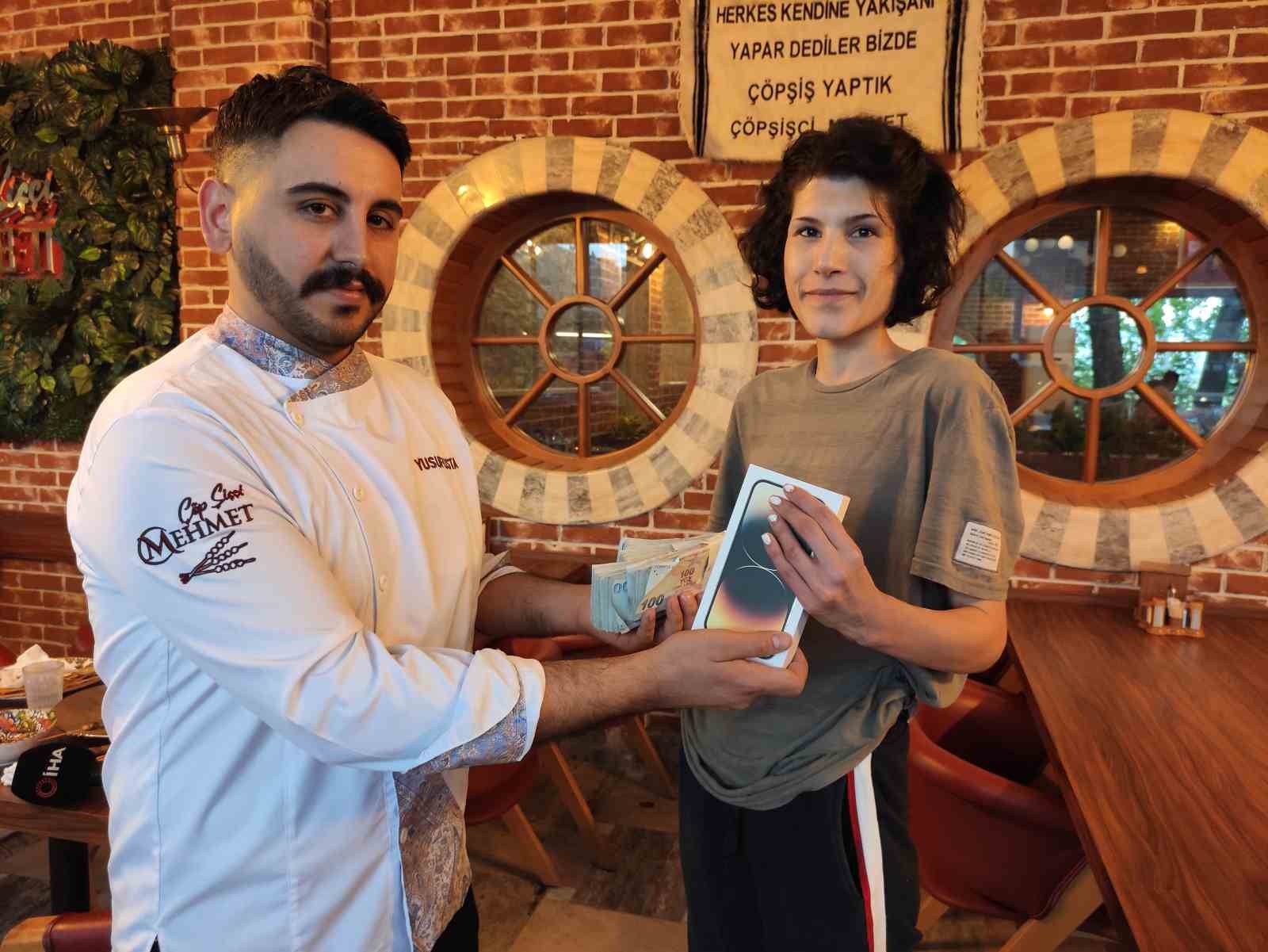 TÜRKİYE’NİN EN ÇOK KAZANDIRAN ÇÖP ŞİŞ YEME YARIŞMASINA KATILAN GENÇ