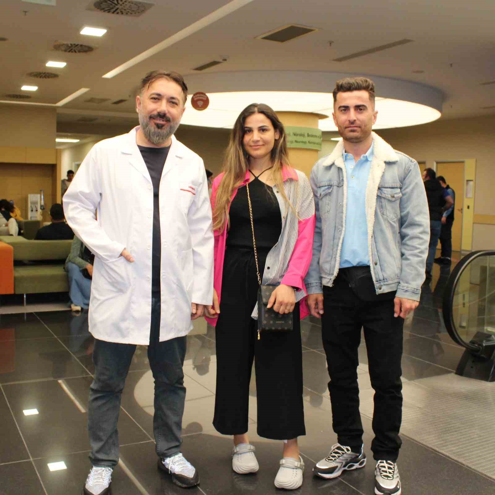 İNGİLTERE’DE YAŞAYAN VE BACAKLARININ BOY UZUNLUĞUNDA 5,5 SANTİMLİK EŞİTSİZLİK BULUNAN