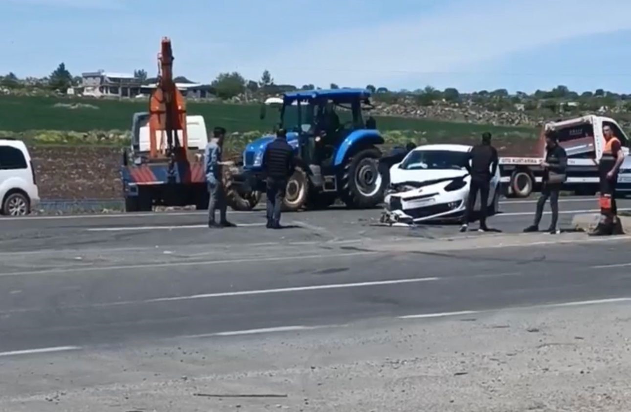 İŞ MAKİNASI İLE ÇARPIŞAN OTOMOBİLDEKİ 4 KİŞİ YARALANDI