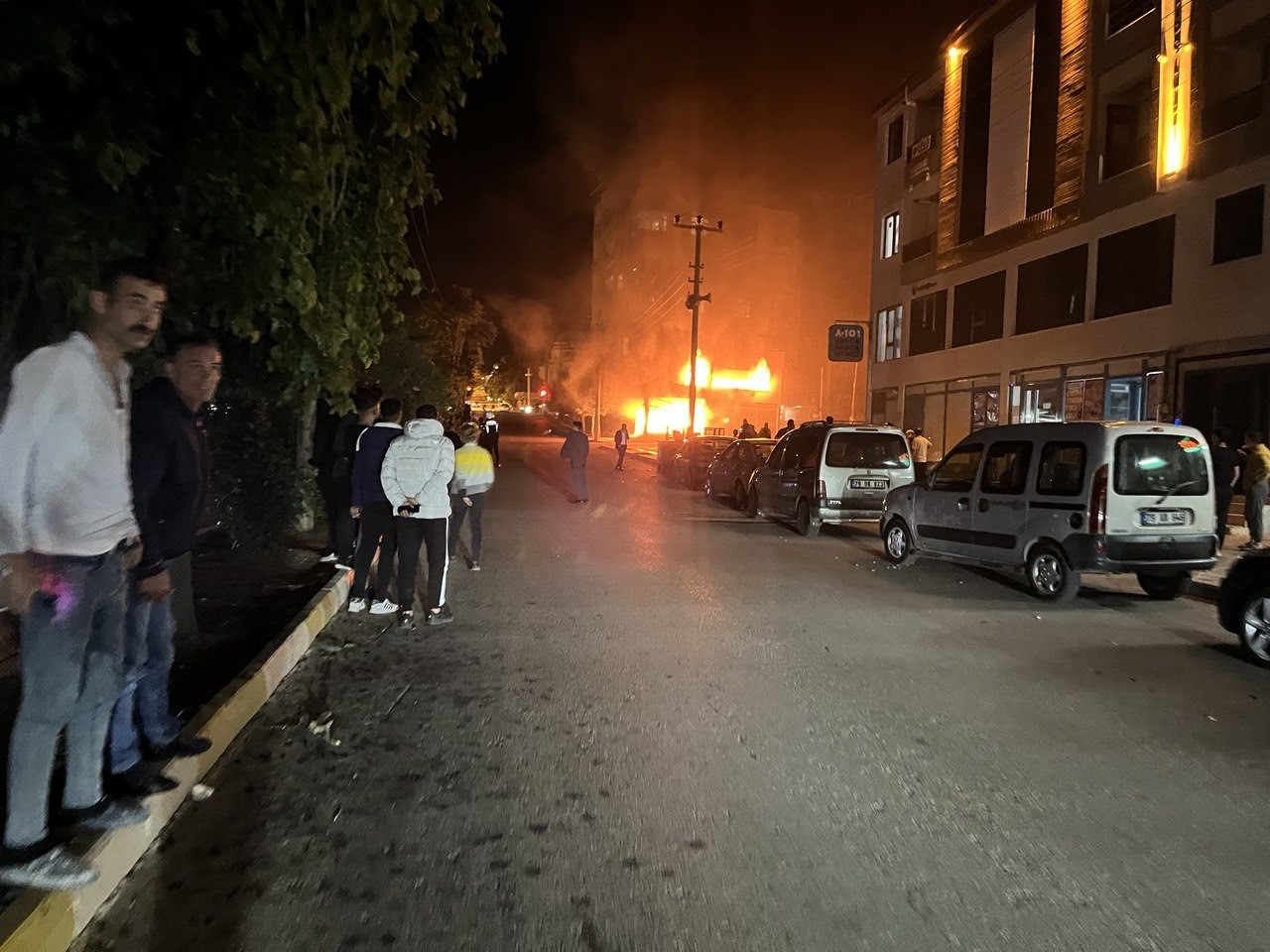 KİLİS'TE BİR İŞ YERİNDE ÇIKAN YANGINI İTFAİYE EKİPLERİ ZORLUKLA SÖNDÜRDÜ