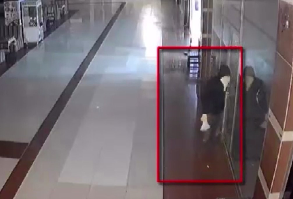 GAZİANTEP'TE BİR İŞ YERİNDEN HIRSIZLIK YAPMA ANLARI GÜVENLİK KAMERALARINA YANSIYAN