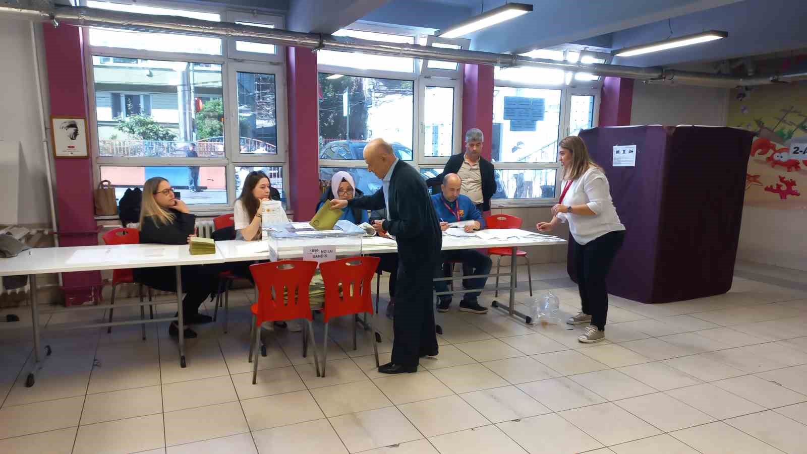 İŞADAMI EROL SABANCI, BEŞİKTAŞ LÜTFÜ BANAK İLKOKULU'NA GELEREK OYUNU KULLANDI.