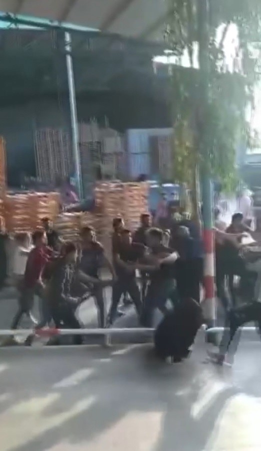 AKDENİZ İLÇESİNDE FABRİKADA ÇIKAN KAVGADA, İŞÇİLER TAŞLA, SOPA VE SANDIKLARLA