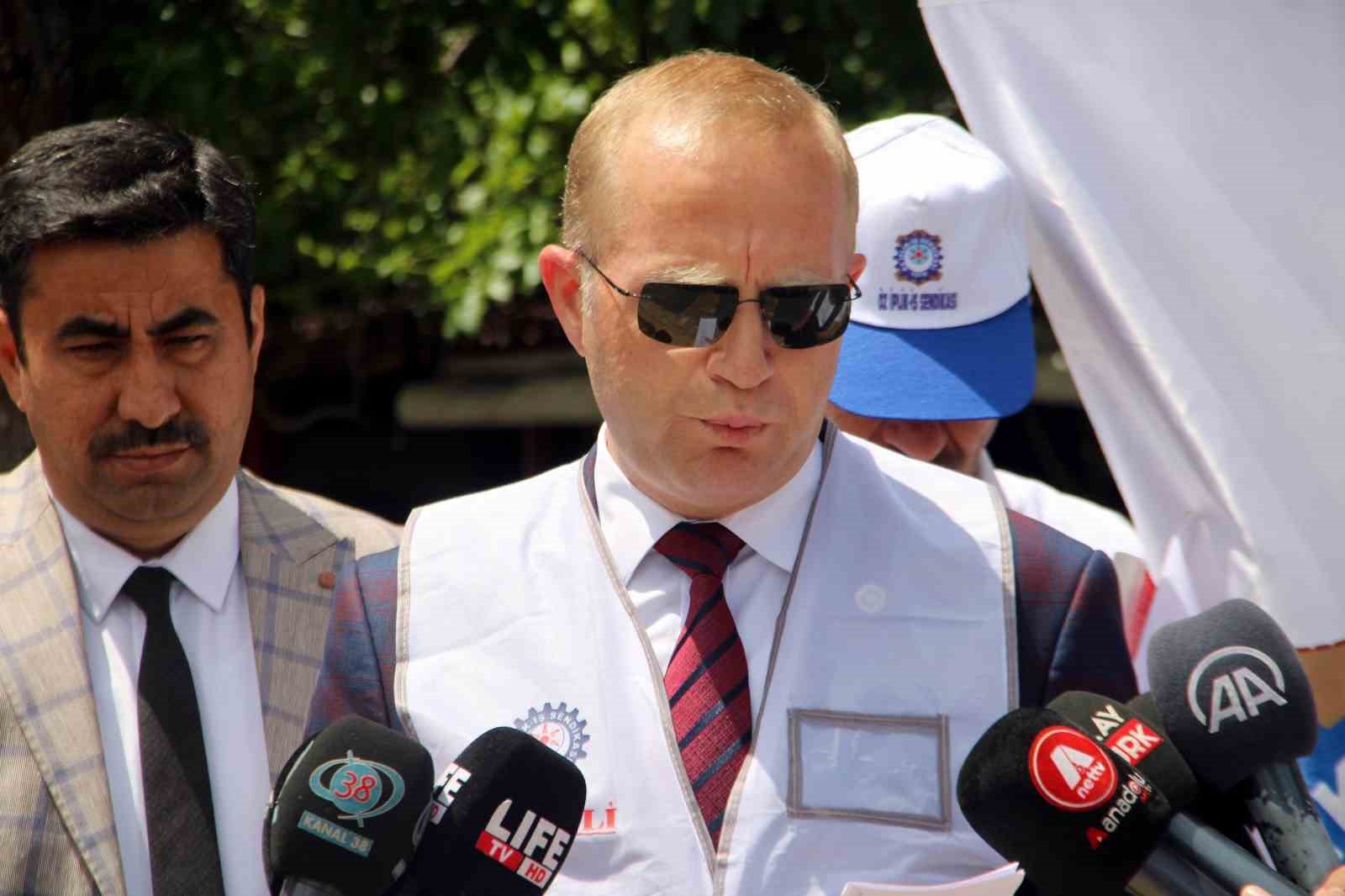 SENDİKA ŞUBE BAŞKANI BAĞCI, CUMHURİYET MEYDANI'NDA BASIN AÇIKLAMASI YAPTI
