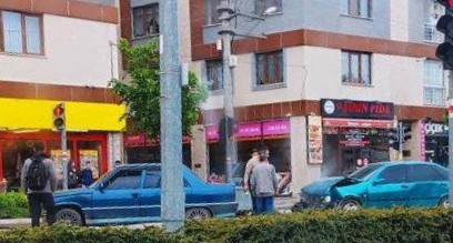 ESKİŞEHİR’DE KIRMIZI IŞIKTA GEÇEN BİR OTOMOBİLİN KAVŞAKTAKİ BAŞKA BİR OTOMOBİLE