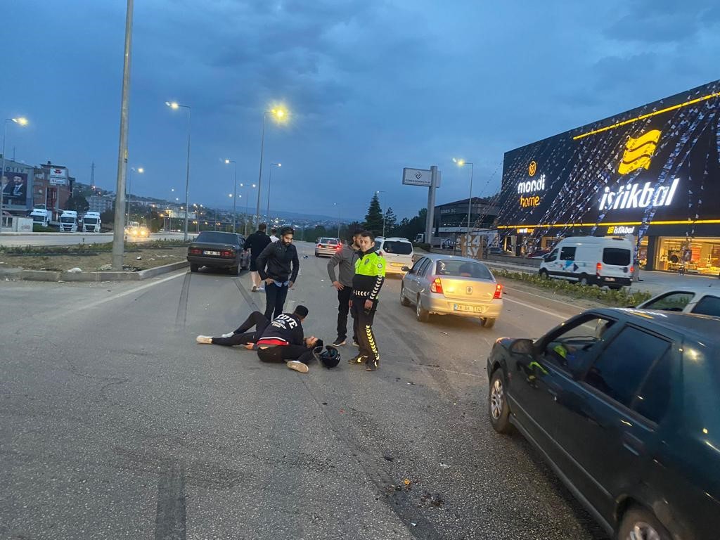 KARABÜK'TE KIRMIZI IŞIK İHLALİ YAPAN OTOMOBİLİN ÇARPTIĞI MOTOSİKLETİN SÜRÜCÜSÜ YARALANDI.