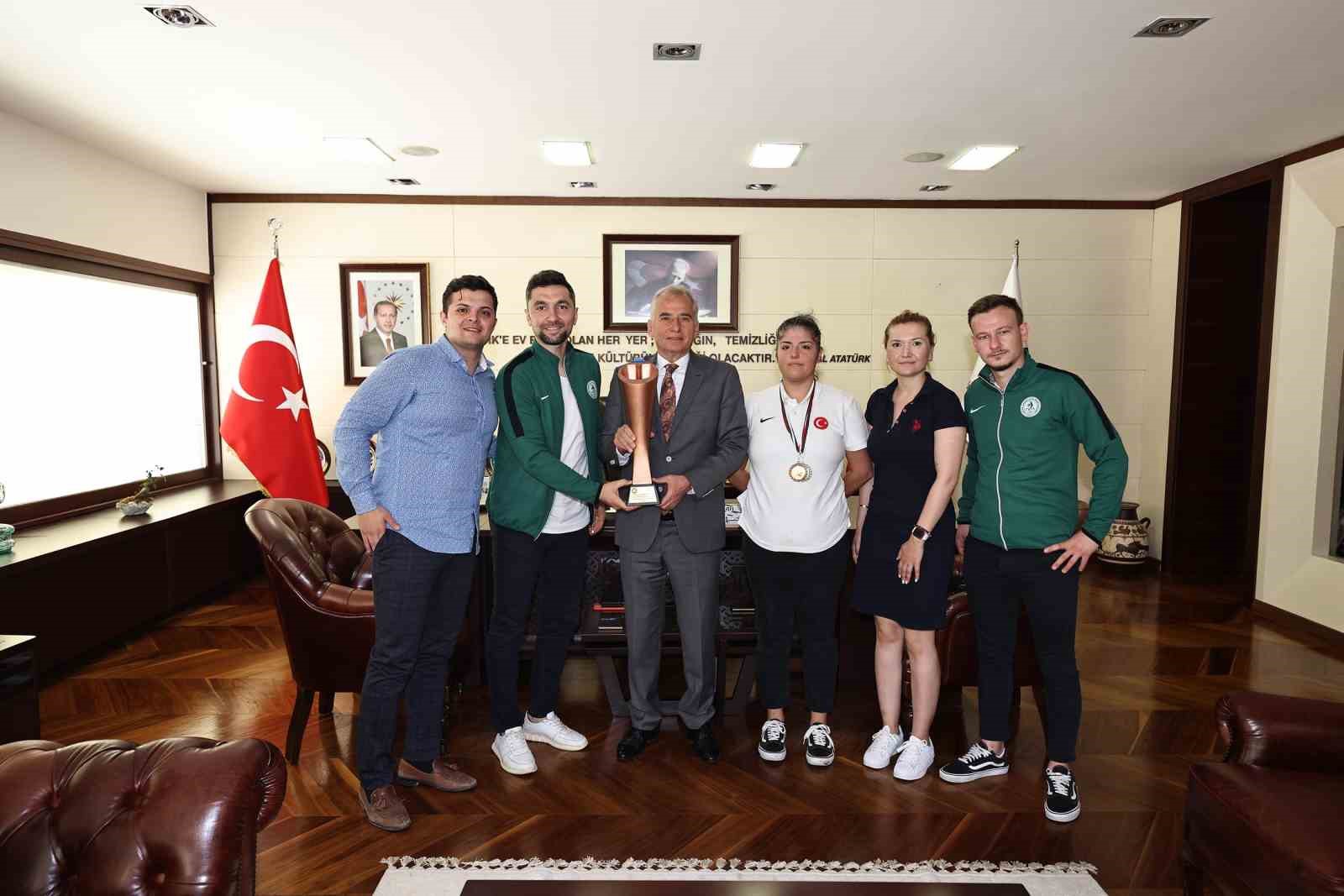 DENİZLİ İŞİTME ENGELLİLER SPOR KULÜBÜ, TÜRKİYE ŞAMPİYONASININ ARDINDAN KAZANDIKLARI KUPA