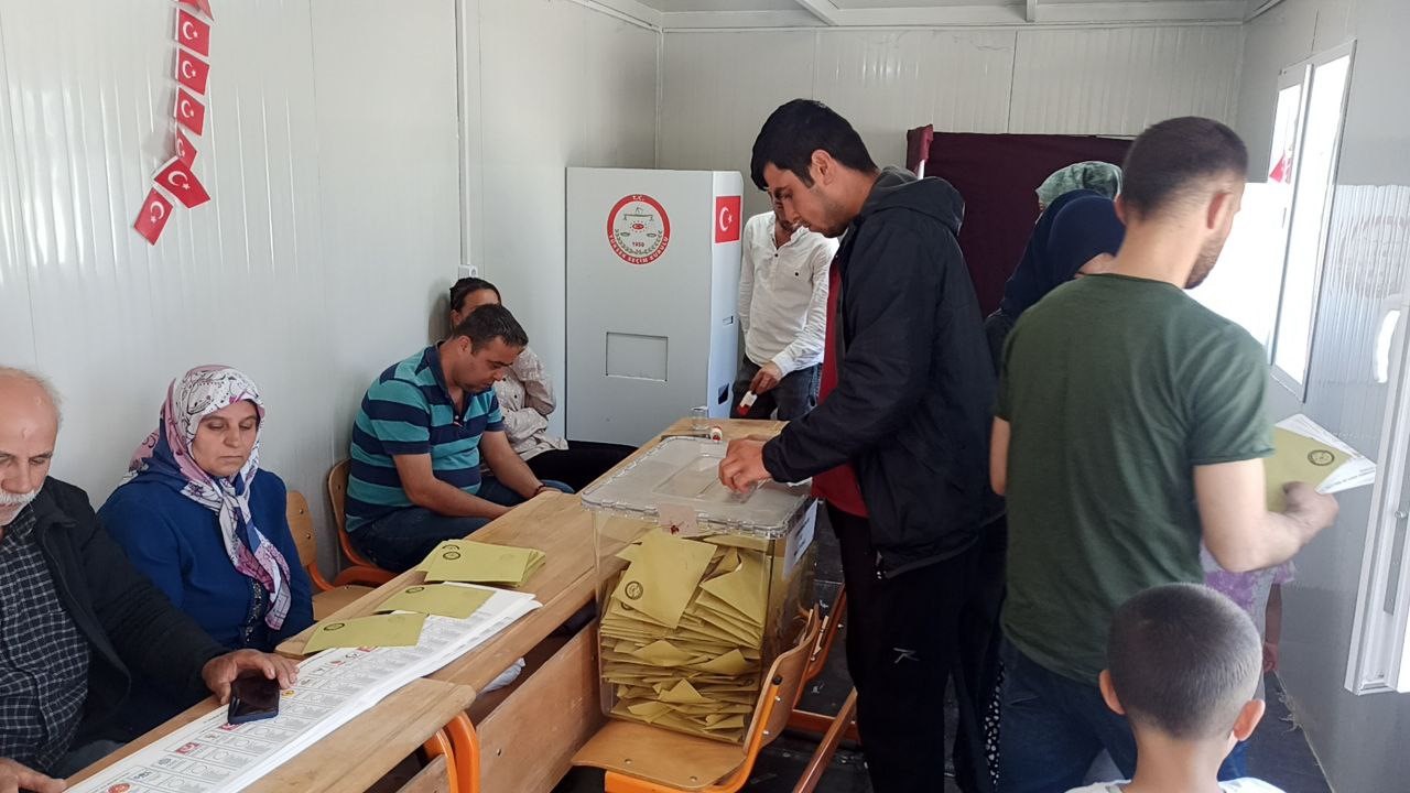 İSLAHİYE İLÇESİNDE 900 DEPREMZEDE KONTEYNER KENTTE KURULAN 3 SANDIKTA OY