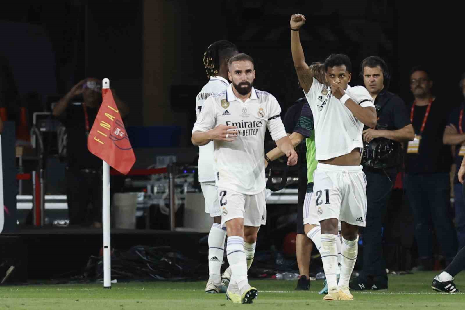 REAL MADRİD İSPANYA KRAL KUPASI FİNALİNDE OSASUNA’YI 2-1 YENEREK KUPAYI