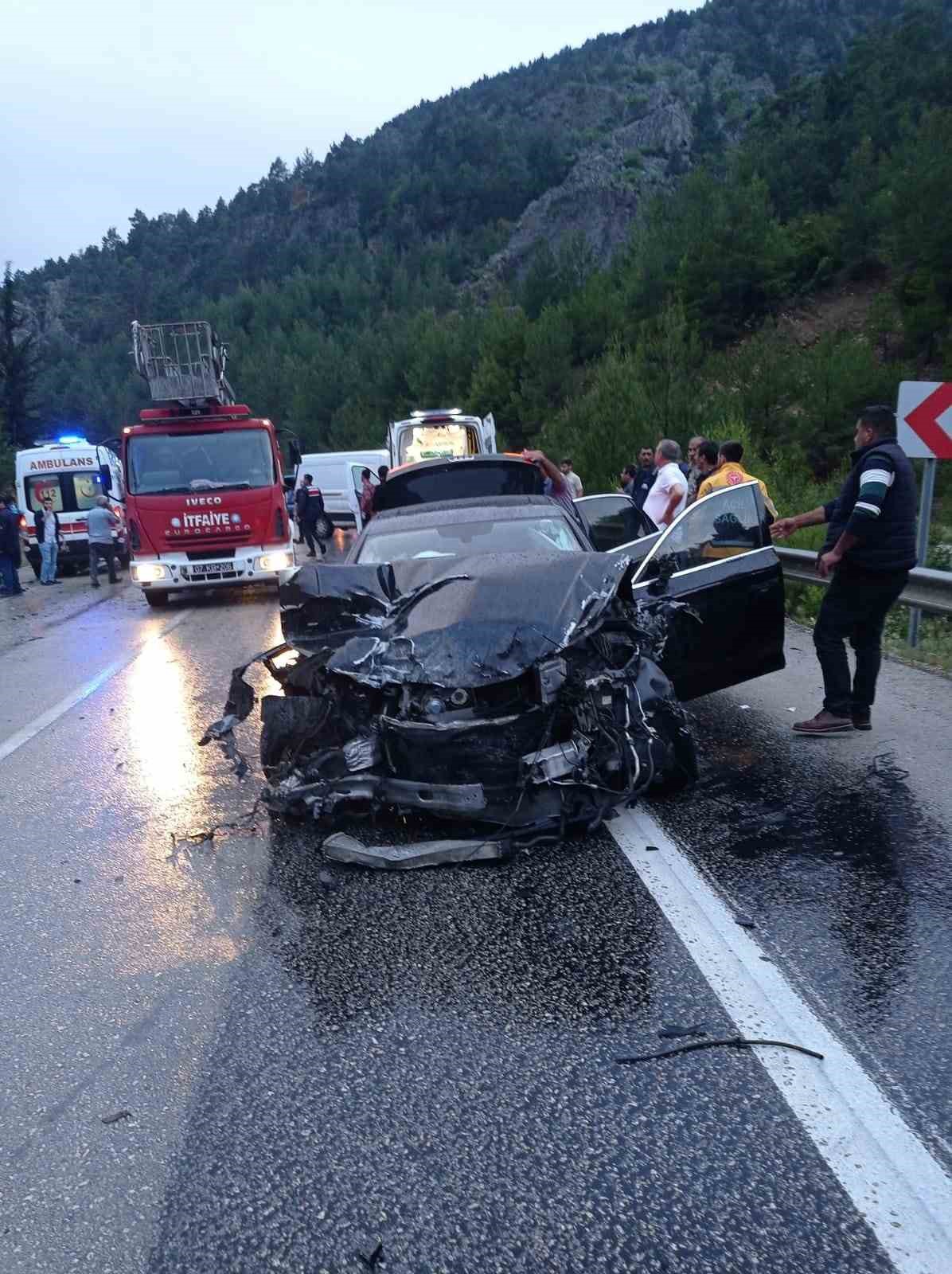 ISPARTA- ANTALYA KARAYOLU KARGI KÖYÜ MEVKİİNDE 3 ARACIN KARIŞTIĞI TRAFİK