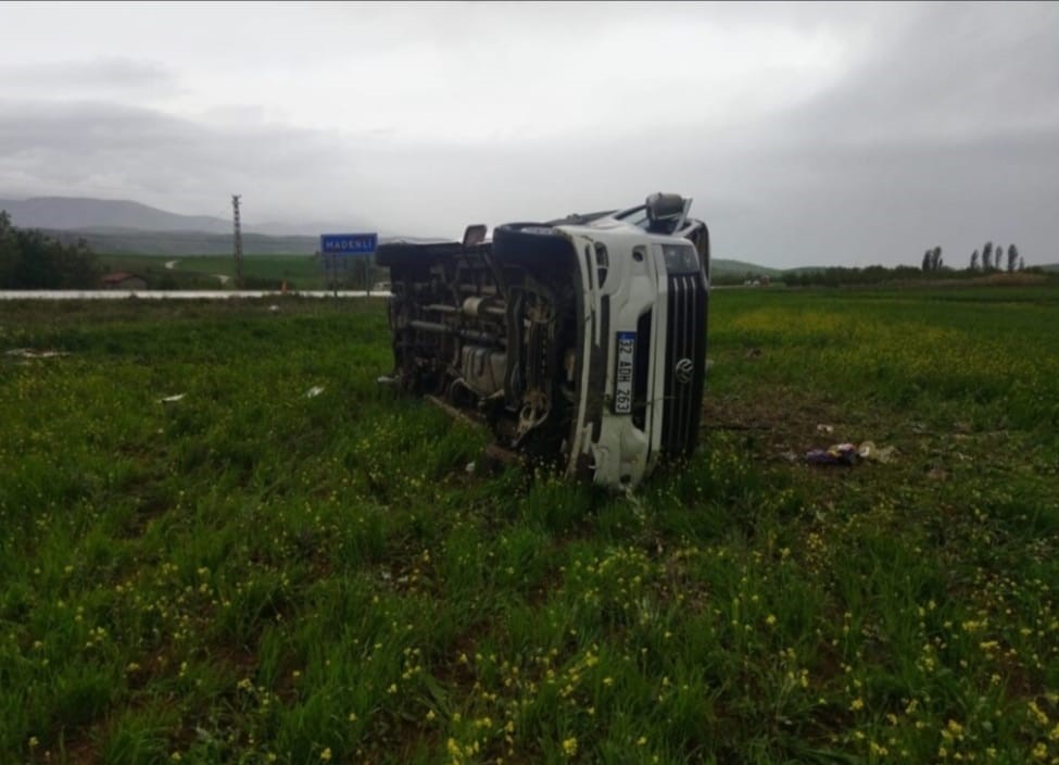 ISPARTA’DA YOLCU MİNİBÜSÜNÜN TARLAYA DEVRİLEREK MEYDANA GELEN KAZADA ŞOFÖR 1