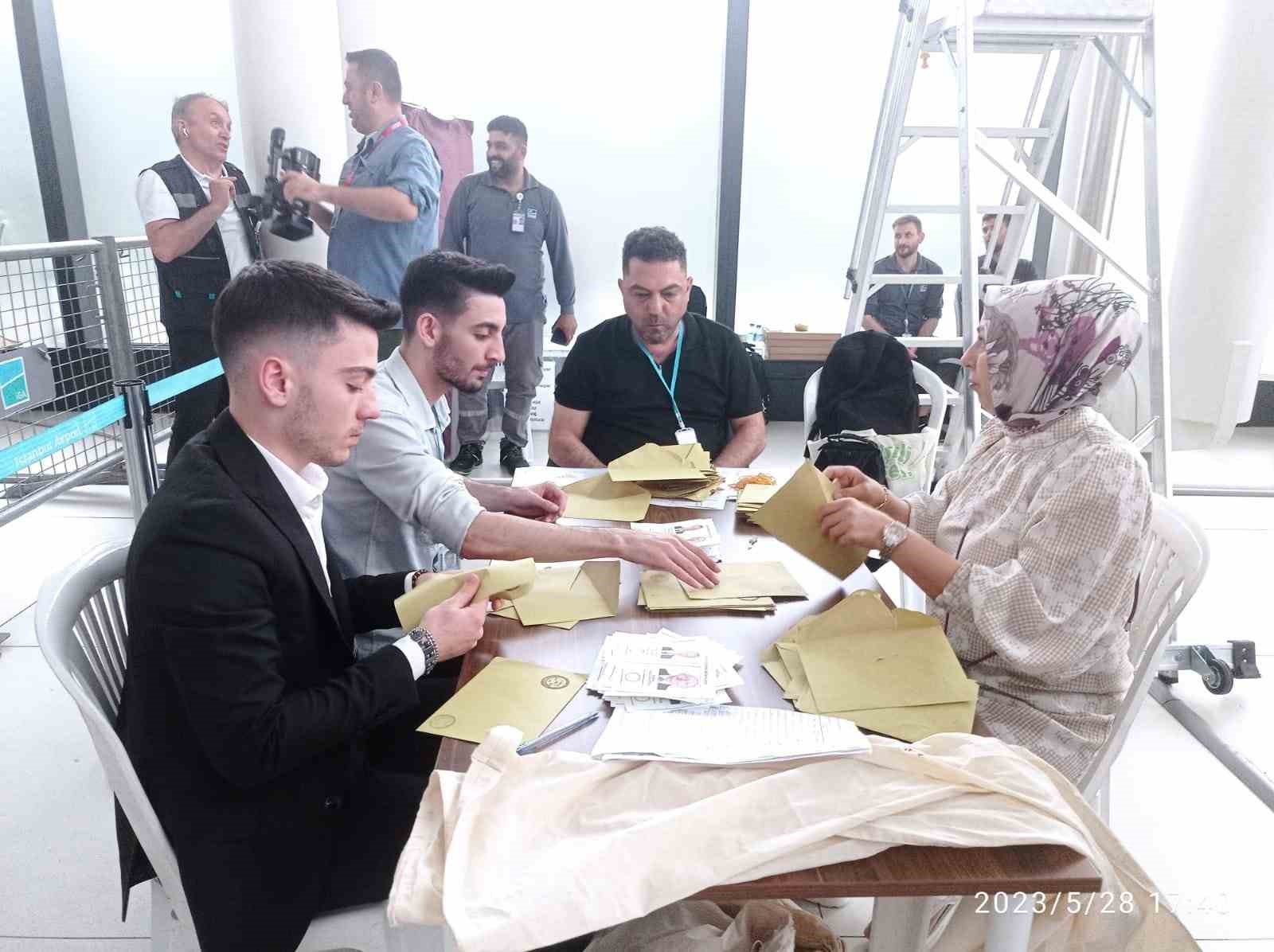 İSTANBUL HAVALİMANI’NDA OY İŞLEMİ SAAT 17.00 İTİBARİYLE BİTERKEN, SAYIMA DEVAM