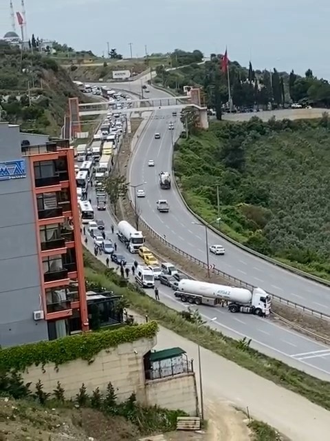 BURSA'NIN GEMLİK İLÇESİNDE KONTROLDEN ÇIKAN OTOGAZ YÜKLÜ TANKER ORTA REFÜJE