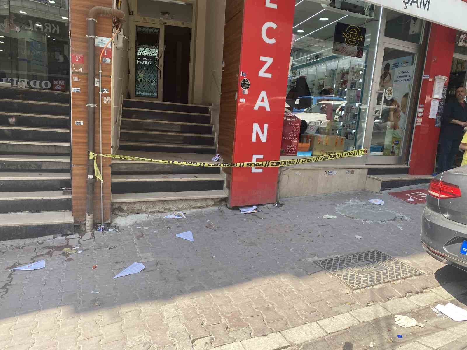 İSTANBUL'DA YABANCI UYRUKLU BİR ŞAHIS KOVALANDIĞI ŞAHISLAR TARAFINDAN KAÇTIĞI APARTMANIN