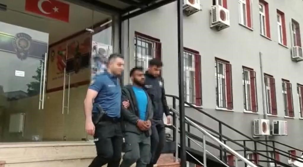 ESENYURT’TA BİSİKLETLE GELDİĞİ MİNİBÜSÜ CAMINI TAŞLA PATLATIP ŞARJLI MATKAP ÇALAN