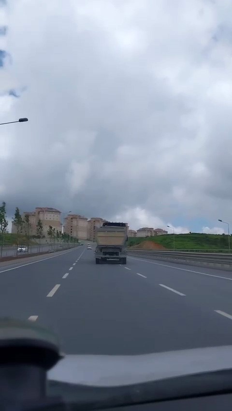BAŞAKŞEHİR’DE OTOYOL ÜZERİNDE SEYİR HALİNDE OLAN BİR HAFRİYAT KAMYONUNUN SON