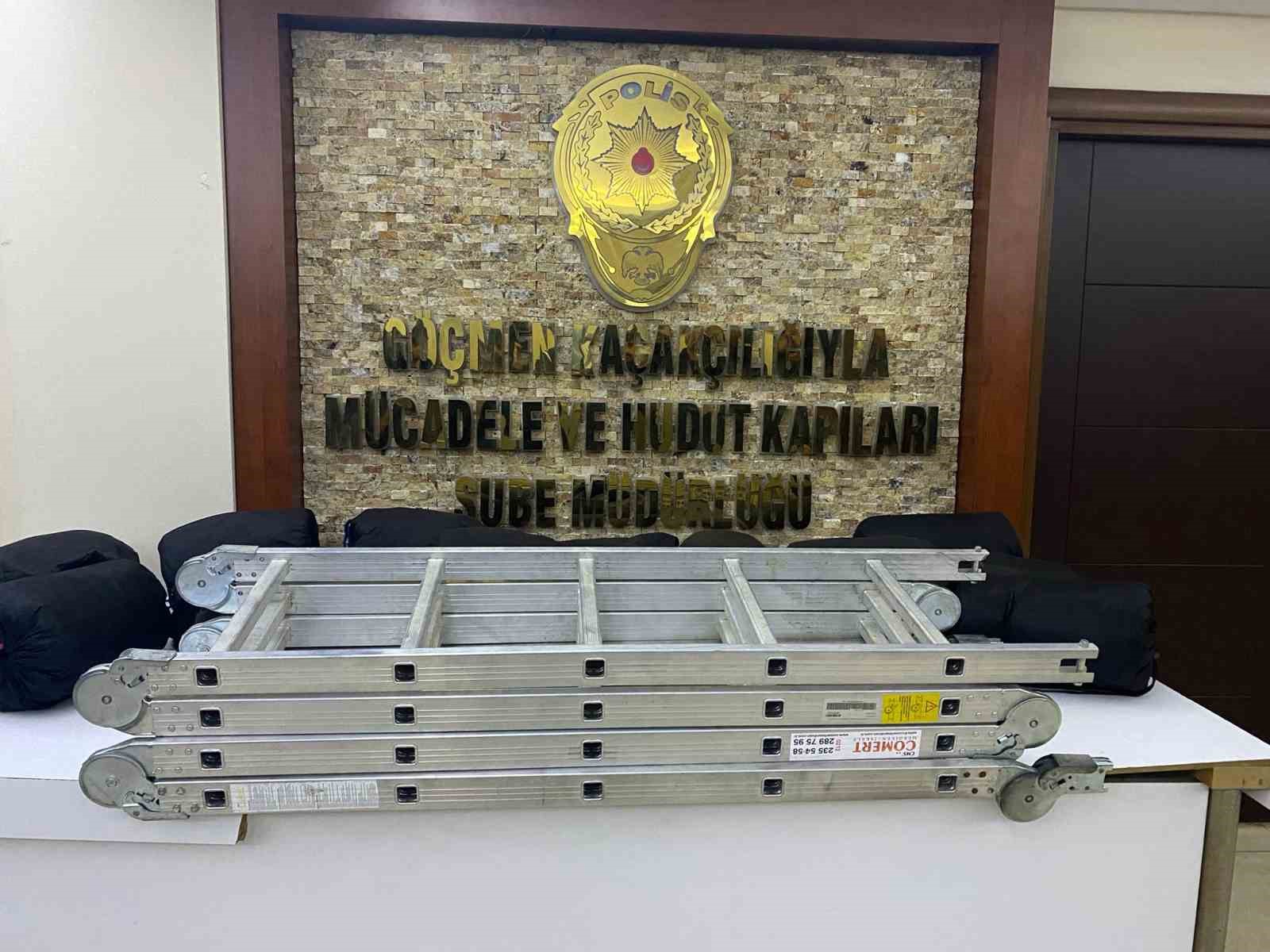BÜYÜKÇEKMECE‘DE BİR MİNİBÜSE DÜZENLENEN OPERASYONDA, 15 KAÇAK GÖÇMEN YAKALANDI, ARAÇ