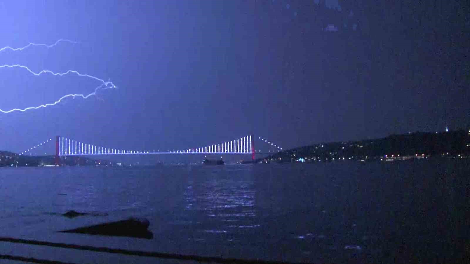 İSTANBUL’DA ŞİMŞEKLER GECEYİ AYDINLATTI