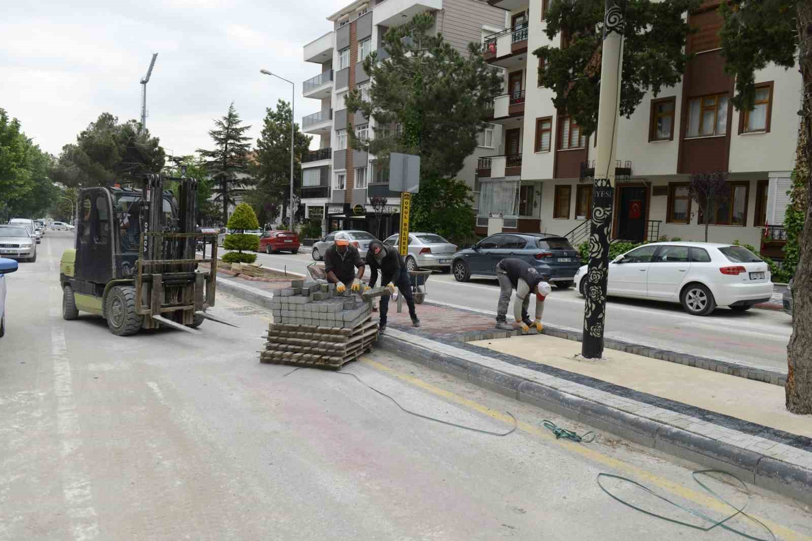 ISPARTA BELEDİYESİ’NİN İSTASYON CADDESİNDE BAŞLATTIĞI KALDIRIM VE ORTA REFÜJ YENİLEME