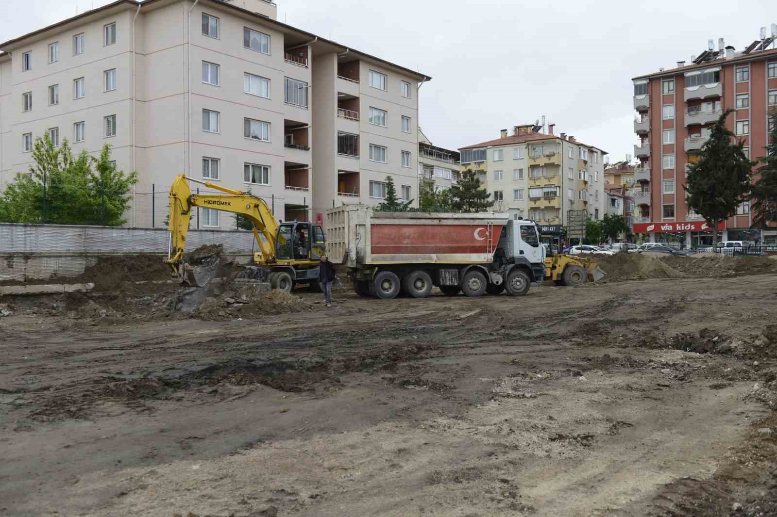 ISPARTA BELEDİYESİ, ŞEHRİN OTOPARK SORUNUNUN ÇÖZÜMÜ İÇİN ÇALIŞMALARINI ARALIKSIZ SÜRDÜRÜYOR.