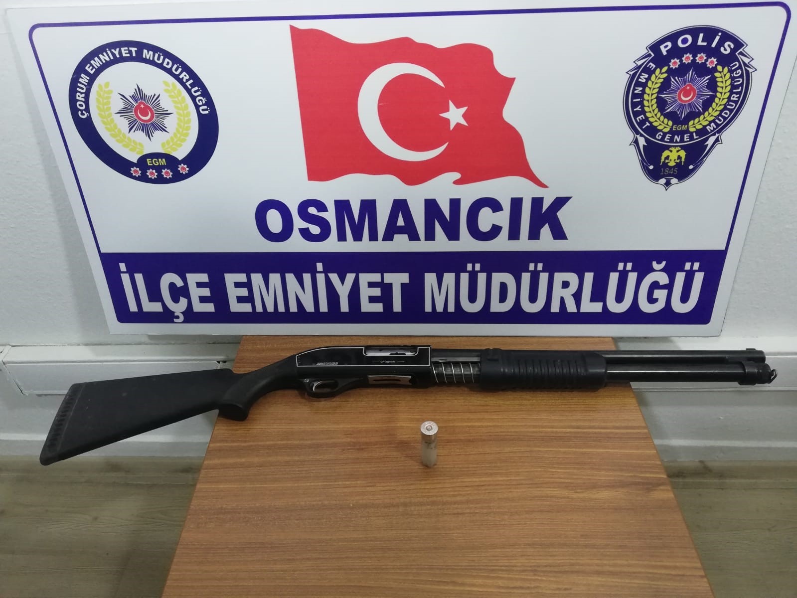 ÇORUM’UN OSMANCIK İLÇESİNDE BİR İŞYERİ KURŞUNLAYAN ZANLI GÖZALTINA ALINDI.