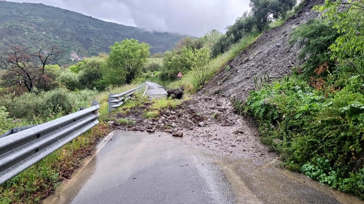İTALYA’DA ŞİDDETLİ YAĞIŞ, SEL VE TOPRAK KAYMASINA YOL AÇTI