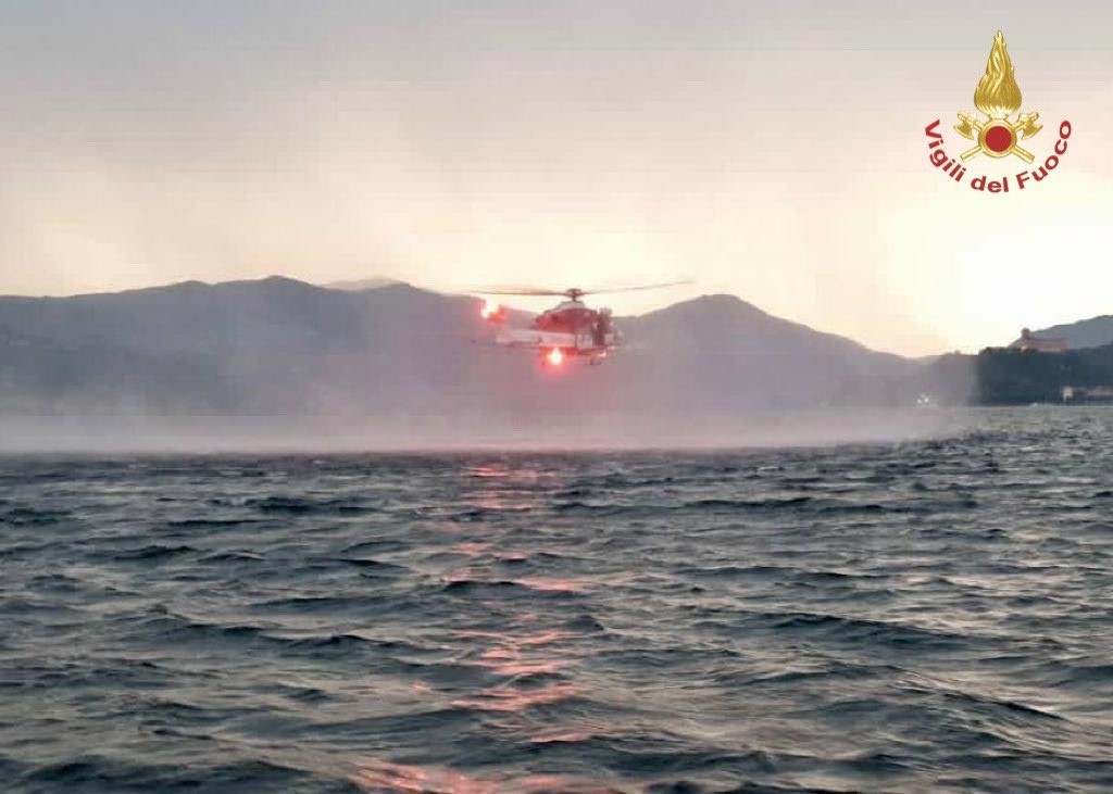 İTALYA’NIN KUZEYİNDE ÇIKAN FIRTINADA TURİSTLERİ TAŞIYAN BOTUN ALABORA OLMASI SONUCU